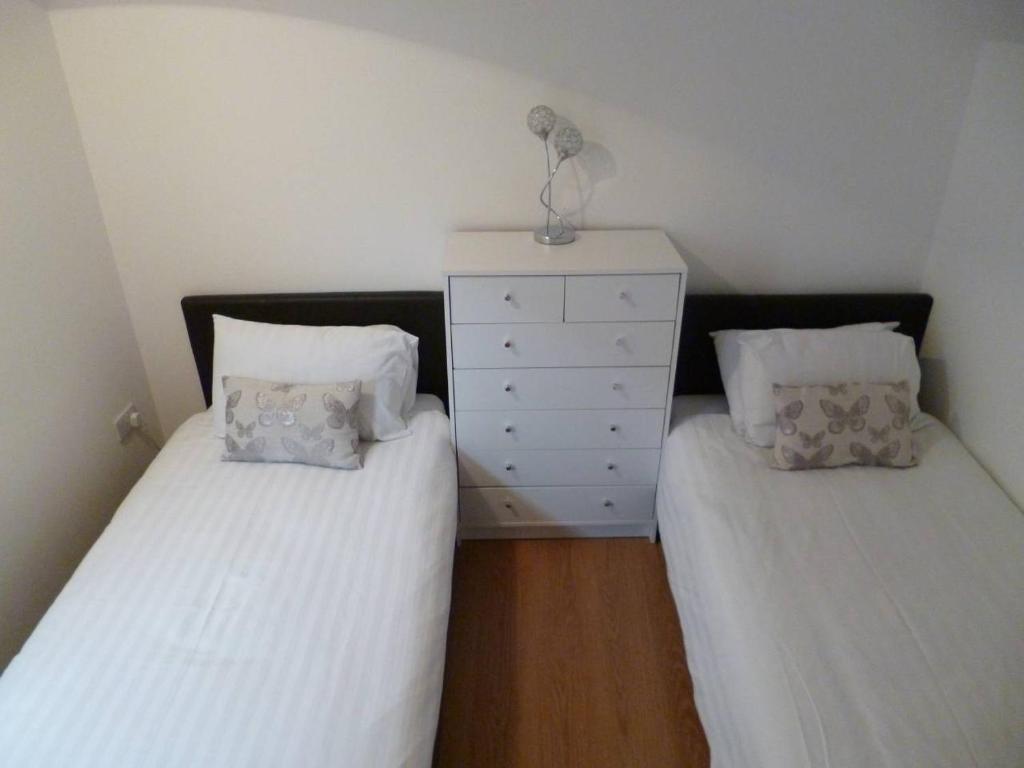 Millburn Apartments room 4